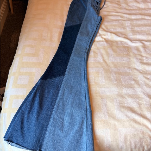 Venus Flared Color-Block Jeans - Picture 6 of 6